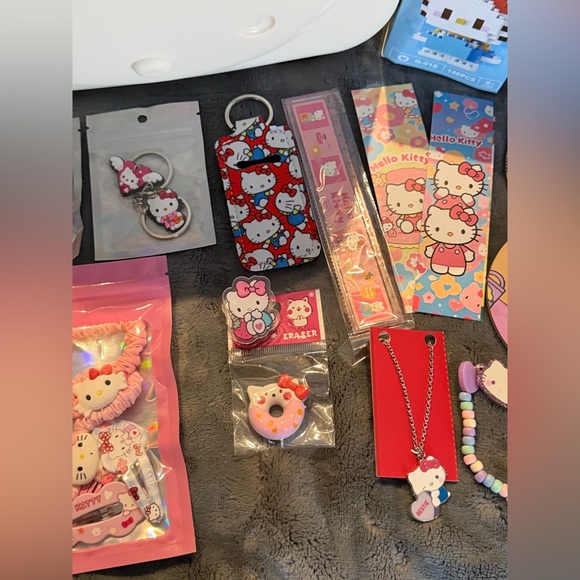 🩷🩷Sanrio Hello Kitty Cream Hardshell Mini Suitcase & 20+ Accessories - Picture 10 of 12